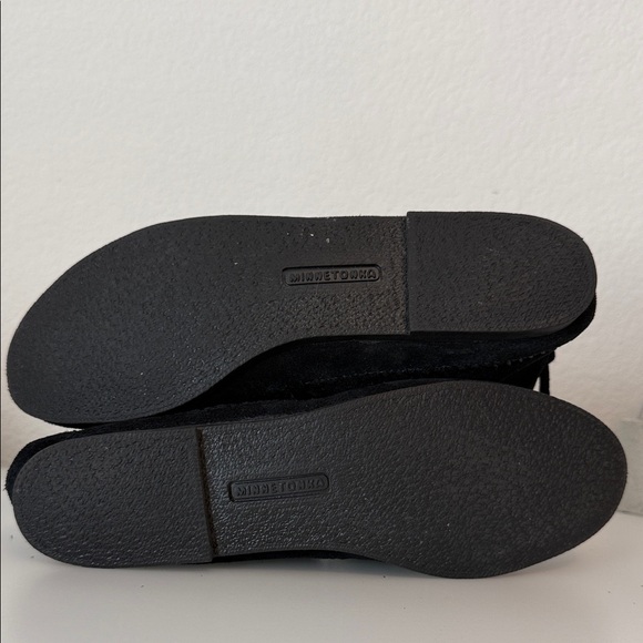 Minnetonka Black Suede Two Button Hardsole Fringe Bootie NWOB Size 9.5 - Picture 3 of 6